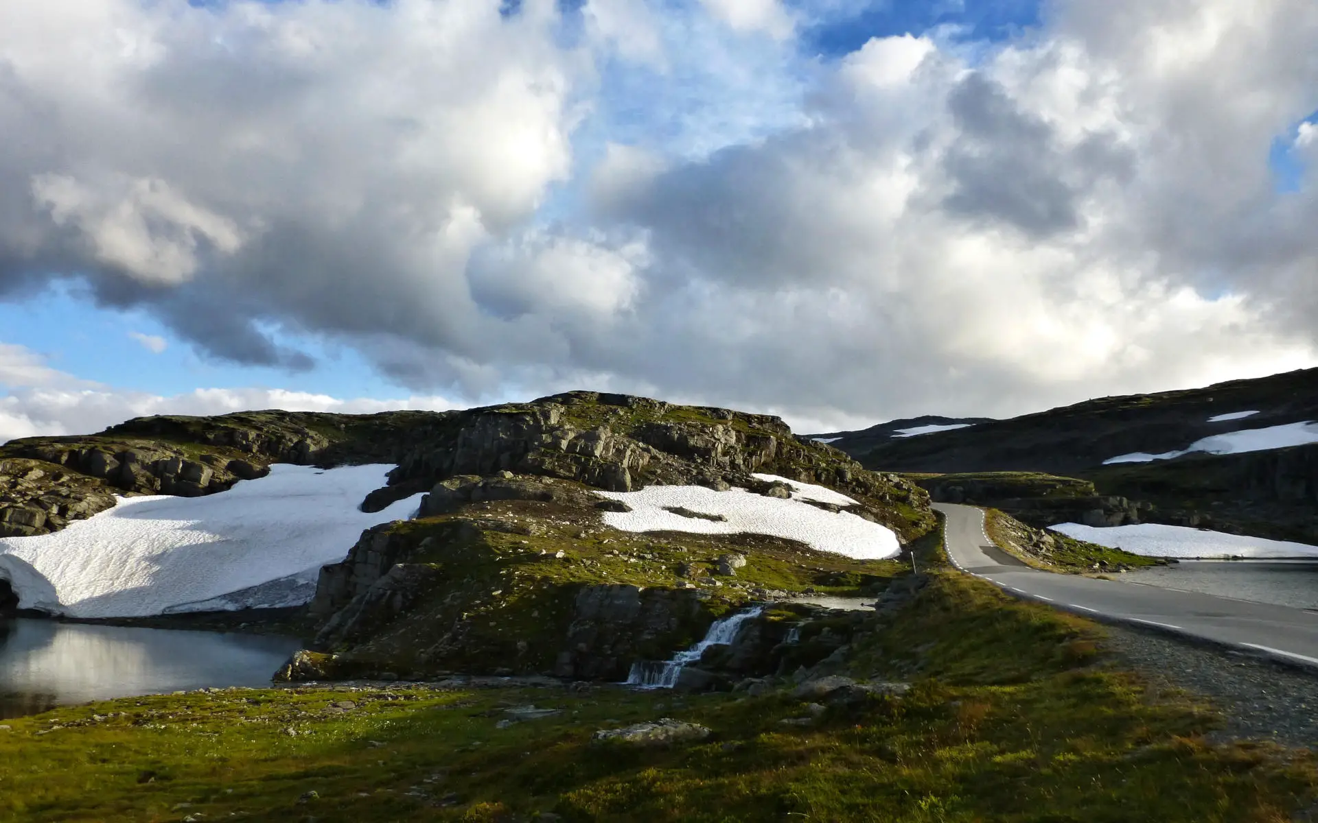 Schneeweg Aurlandsvegen: Traumstraße in Norwegen